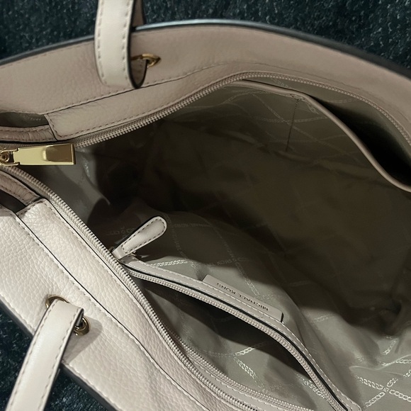 Michael Kors Bedford Medium Pebbled Leather Tote - Picture 10 of 11